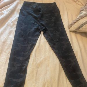 Vuori camouflage leggings. Excellent condition. Size medium.
